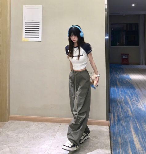 Cargo Pants Outfit Korean Style, Cargo Pants Korean Outfit, Korean Street Wear Aesthetic, Korean Cargo Pants Outfit, Korean Street Wear Women, Korean Outfits Street Styles, Y2k Stars, Pick Your Outfit, Peony Aesthetic