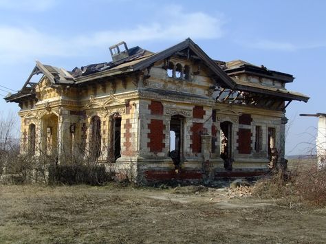 Romanian mansion ...:( Romanian Mansion, Abandoned Cities, Old Abandoned Houses, Russian Architecture, Haunted Castle, Abandoned Mansions, Dark Places, Abandoned Buildings, Historical Architecture