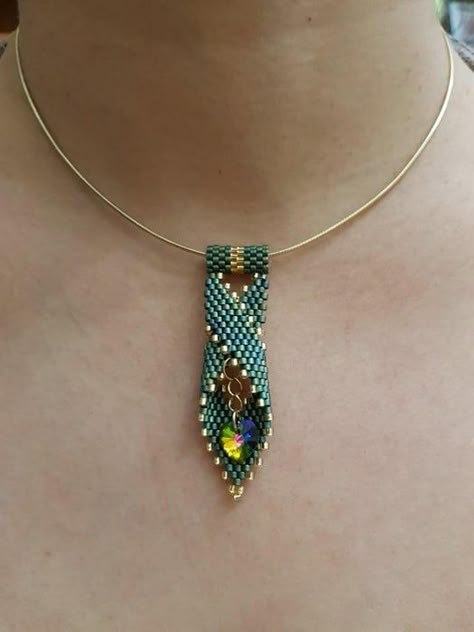 Loop Pendant : 11 Steps (with Pictures) - Instructables Macrame Colar, Loop Pendant, Beaded Bracelets Tutorial, Beaded Jewelry Tutorials, Necklace Patterns, Beaded Jewelry Designs, Beaded Bracelet Patterns, Bead Work Jewelry, Beaded Jewelry Patterns