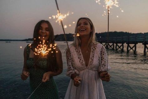 Sparkler Photography, Sisters Photoshoot Poses, Sun Valley Idaho, Friendship Photoshoot, Sisters Photoshoot, Best Friend Photography, Sister Photos, Shotting Photo, Best Friend Photoshoot