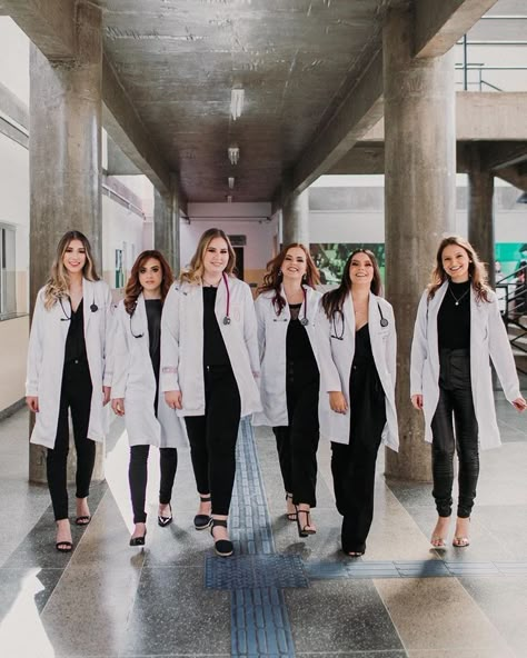 Mbbs Doctor, Nursing Graduation Pictures, College Graduation Pictures Poses, Dental Photography, Doctor Graduation, Medical School Graduation, Nurse Aesthetic, Graduation Photography Poses, College Graduation Pictures