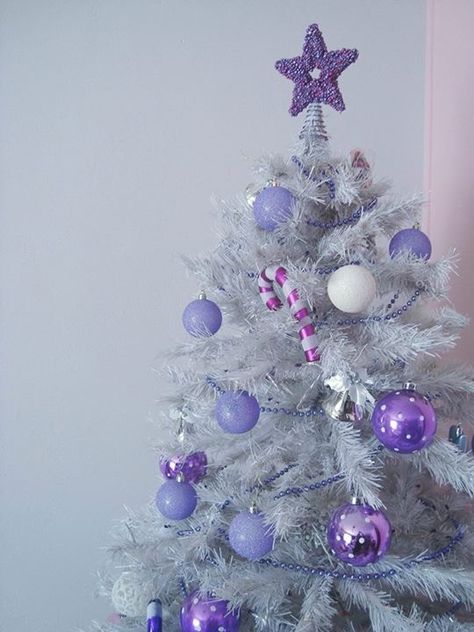 Purple White And Silver Christmas Tree, White Purple Christmas Tree, Lilac Christmas Tree, Lavender Christmas Tree, Pink Christmas Tree With Purple Ornaments, Lilac Christmas, White Christmas Tree Purple Ornaments, Purple Christmas Tree Decorations, Lavender Christmas