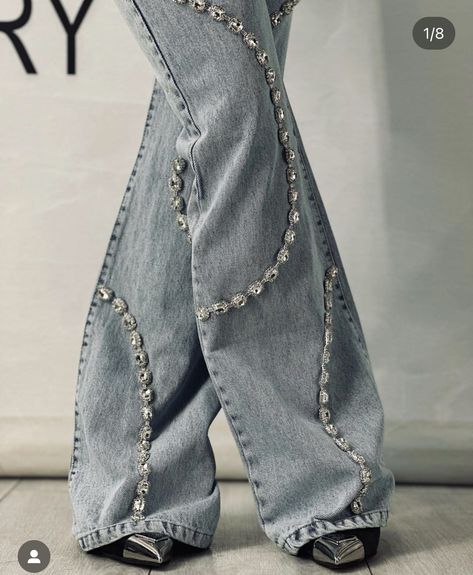 Clothes Embroidery Diy, Denim Diy, Embellished Jeans, Jeans Diy, Dolce E Gabbana, Closet Fashion, Refashion Clothes, Fashion Design Clothes, Clothing Hacks