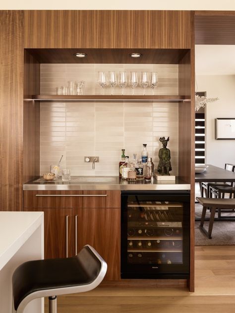 The story of a recently completed San Francisco remodel by San Francisco firm Sagan Piechota starts out like that of many others. A sturdy but uninspired h Mini Bar Designs For Home, Teak Kitchen, Home Mini Bar, Home Wet Bar, Coin Café, Home Bar Cabinet, Modern Home Bar, Home Bar Design, Built In Bar