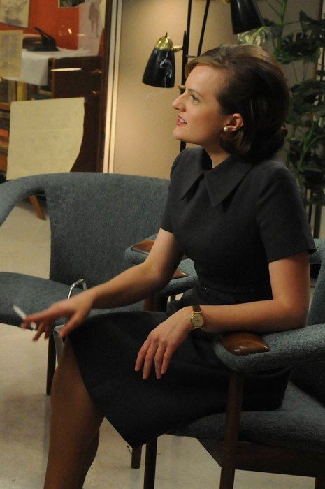 bleu marine Peggy Olson Style, Peggy Olson Mad Men, Alicia Florrick, Mad Men Peggy, Conservative Dress, Mad Men Costume, Peggy Olson, Elizabeth Moss, Working Girls