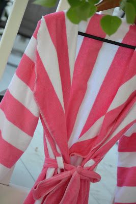 Bath Robe from Beach Towels | A Vision to Remember All Things Handmade Blog: Bath Robe from Beach Towels Beach Towel Dress, Women Towel, Rag Quilt Patterns, Sew Your Own Clothes, Bath Time Fun, Towel Wrap, Denim Crafts, Spa Party, Towel Pattern