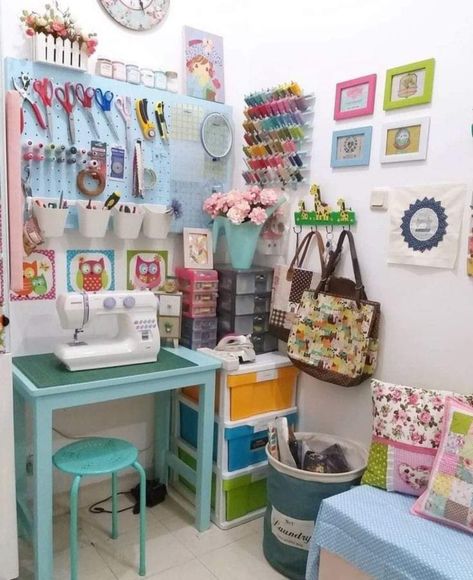 Cozy Sewing Room, Small Sewing Room Design, Bedroom Sewing Room, Small Sewing Rooms, Sewing Nook, Learn Sewing, Kitchen Ideas Farmhouse, Sewing Station, Sewing Room Inspiration