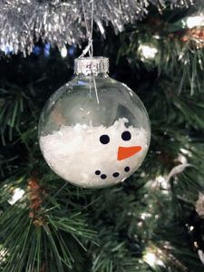 This is the easiest every snowman Christmas ornament! Diy Schneemann, Grandma Ideas, Snow Ornaments, Make A Snowman, Christmas Kindergarten, Clear Ornaments, Snowman Christmas Ornaments, Snowman Ornament, Preschool Christmas