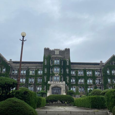 School Academia Aesthetic, Yonsei University Aesthetic, Kdrama Study, Dream University, Yonsei University, University Aesthetic, Korea Aesthetic, Ivy League Schools, Living In Korea