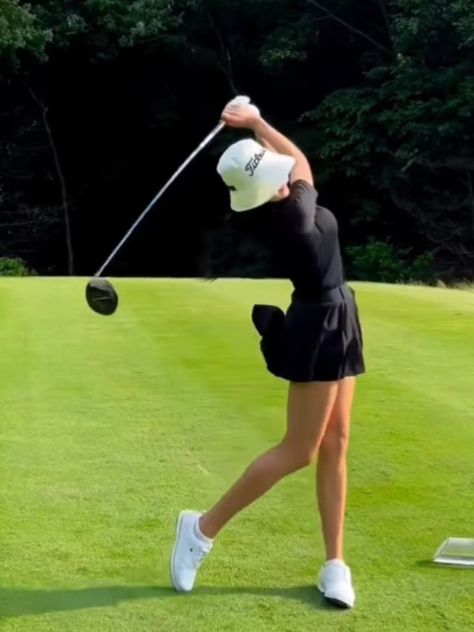 Casual Golf Outfit, Female Golf Outfits, Golf Girl Aesthetic, Woman Golfing, Golf Girlfriend, Golfing Women, Cute Golf Outfits Women, Cute Golf Outfits, Golf Fits