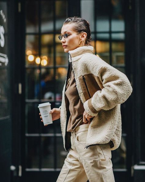 The Best Light Jackets to Buy Now Fleece Jacket Outfit, Hm Outfits, Elegante Y Chic, Bella Hadid Style, Hadid Style, Tomboy Fashion, Fashion Gallery, Street Style Looks, Casual Street Style