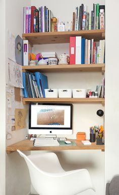 Wall color + floors.. Love! | DIY Inspiration (renovation and ... Tiny Office Space Ideas, Decorating Balcony, Desk Nook, Diy Cupboards, Tiny Home Office, Tiny Office, Small Workspace, Workspace Desk, Bedroom Minimalist