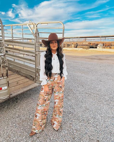 The perfect NFR daytime outfit 🤎🛒✨ Ft Worth Stockyards Outfit, Theater Outfit Ideas, Stockyards Outfit, Hippie Western Outfits, Ft Worth Stockyards, Theater Outfit, Nfr Outfits, Theatre Outfit, Nfr Style