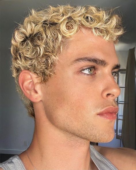 Bleached Curly Hair Men, Curly Hair Dyed Blonde, Bleach Curly Hair, Blonde Curly Hair Men, Blonde Curly Hair Boy, Curly Blonde Hair Men, Men Over 40 Fashion, Bleached Curly Hair, Lightning Hair