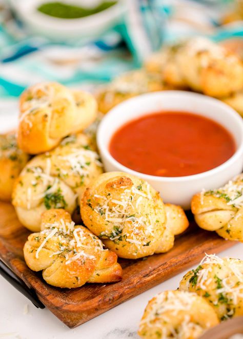 These soft, buttery Homemade Garlic Knots come out of the oven tasting and smelling amazing. Dip them in marinara sauce as an easy appetizer recipe. #recipes Eggless Appetizers, Homemade Garlic Knots, Garlic Knots Recipe, Crescent Recipes, Easy Starters, Garlic Knots, Homemade Ranch Dressing, Gnocchi Soup, Wedding Soup