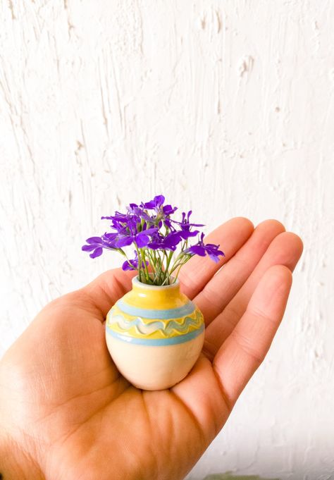 Mini Vase Painting Ideas, Air Dry Clay Mini Vase, Mini Ceramic Pots, Tiny Flower Vase, Air Dry Clay Flower Vase, Mini Ceramic Vase, Mini Clay Vase, Mini Pottery Ideas, Small Ceramic Vase