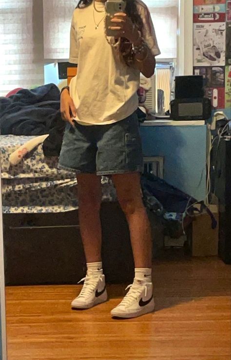 Summer Fashion Tomboy, Cute Jorts Fit, Shorts Skater Outfit, Long Shorts Style, Shorts Outfits Streetwear, Back To School Outfits Jorts, Tomboy Fits Summer, Streetwear With Shorts, Summer Skater Fits