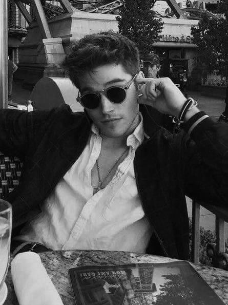 Starboy Haircut, Gentleman Aesthetic, Mens Photoshoot Poses, Pose Fotografi, Men Photography, Wearing Sunglasses, Best Poses For Men, Photo Pose For Man, Cool Outfits For Men