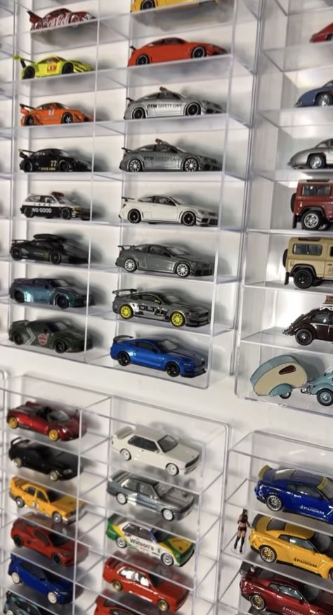 Displaying Hot Wheels Cars, Toy Cars Aesthetic, Guitar Listrik, Hotwheels Storage Ideas, Hotwheels Collection Aesthetic, Hot Wheel Displays, Hot Wheels Collection Room, Toy Car Collection Display, Hot Wheels Collection Display