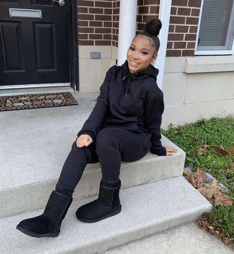 Tracksuit With Uggs, Ugg Winter Outfits Blackgirl, Fall Bummy Outfits, Baddie Outfits With Uggs, Black Ugg Outfit, Black Ugg Boots Outfit, Black Uggs Outfit, Outfit With Uggs, Simple Winter Outfits