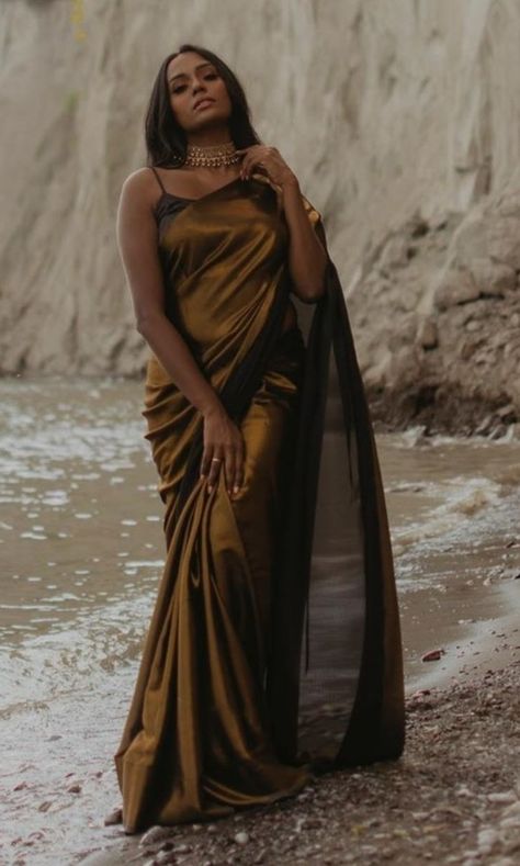 Saree For Dark Skin Tone Farewell, Saree On Brown Skin, Dusky Skin Outfits Indian, Saree For Brown Skin Tone, Saree For Dark Skin Tone, Dusky Skin Saree Look, Desi Traditional, Farewell Saree, Saree Borders