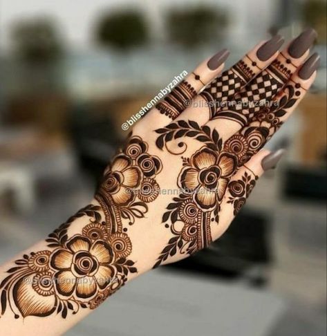 Mehandi Disain New, Floral Mehandi Designs For Back Hands, Mehendi Designs For Hands Dubai, Dubai Mehandi Design Back Hand, Mahendi Designs Latest Unique, Simple Dubai Mehndi Designs, Backside Mehndi Design, New Simple Mehndi Designs, Floral Mehndi Designs