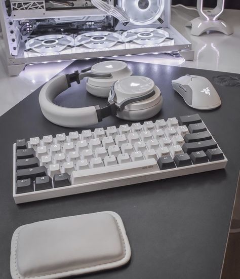 Aesthetic Keyboards, Pc Aesthetic, Pc Gadgets, Pc Ideas, Gaming Desk Setup, Setup Gamer, Computer Set, Gamer Room Decor, Pc Gaming Setup