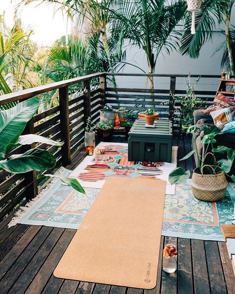 The perfect morning spot to stretch. ✧∼ Life can easily turn to chaos ✨ Yoga is my favourite way to de-stress and reset 🙏🏼☼ Rv Cozy Decorating Ideas, Balcony Meditation Space, Patio Yoga Space, Outdoor Yoga Space, Zen Balcony, Outdoor Meditation Space, Yoga Sanctuary, Outdoor Meditation, Meditation Garden