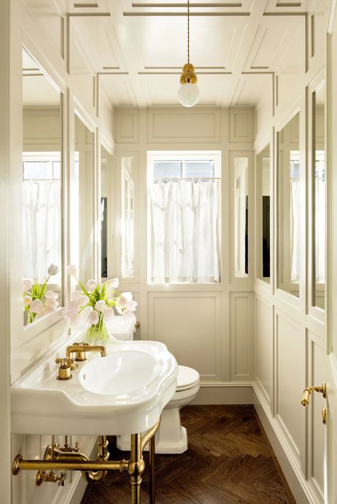 Bathroom Wallpaper Vintage, Jessica Helgerson, Vintage Bathtub, Marble House, 1920s House, Vintage Bathrooms, Powder Rooms, Trendy Bathroom, Bathroom Wallpaper