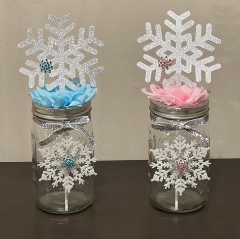 Snowflake Baby Shower Ideas, Frozen Tea Party, Winter Wonderland Centerpieces, Snowflake Centerpieces, Winter Baby Shower Themes, Snowflake Party, Snowflake Baby Shower, Baby Shower Table Decorations, Winter Centerpieces