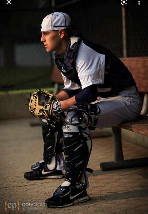 Baseball Senior Pictures With Mom, Baseball Team Pictures Poses, Soccer Photography Poses, Baseball Team Pictures, Team Picture Poses, Baseball Senior Pictures, Boy Senior Portraits, Cap And Gown Pictures, Senior Portraits Male