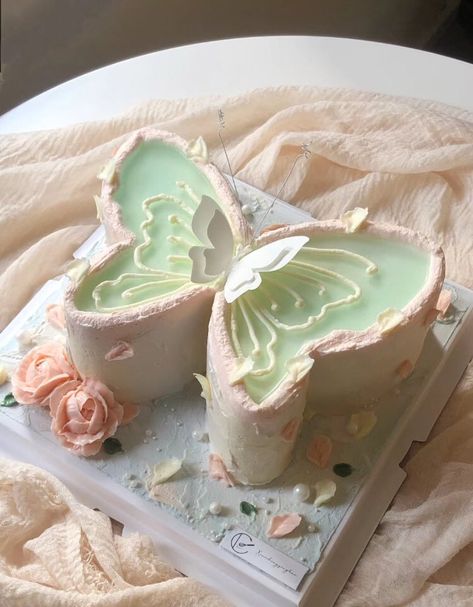 butterfly cake Birthday Cake Aesthetic Chocolate, Mothers Days, Vintage Birthday Cakes, Pastel Cupcakes, Butterfly Cake, Mini Cakes Birthday, Cake Stuff, Pretty Dessert, Cute Baking