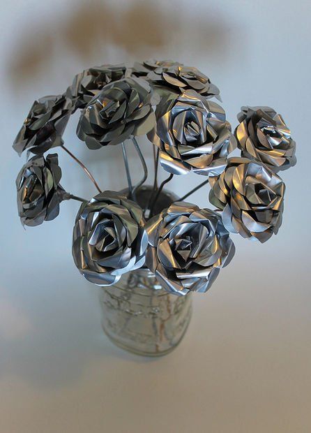 Soda Can Flowers, Pop Can Crafts, Tin Can Flowers, Soda Can Art, Soda Can Crafts, Metal Roses, Tin Can Art, Aluminum Can Crafts, Aluminum Crafts