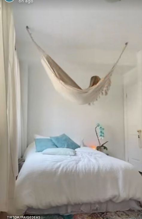 Hammock Above Bed, Hammock Over Bed, Hamicks In Bedrooms, Hammock In Room, Bedroom Hammock, Room Hammock, Box Room Bedroom Ideas, Hammock In Bedroom, Bedroom Swing