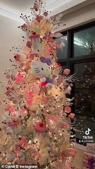 Christmas Tree For Baby Girl, Hello Kitty Christmas Tree Ideas, Christmas Celebrities, Nicu Christmas, Hello Kitty Christmas Tree, Beautiful Bedroom Designs, Hello Kitty Gifts, Tree Inspiration, Christmas Tree Decorating Themes