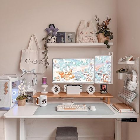 Neon on Instagram: "❄️☕️𝐻𝒶𝓅𝓅𝓎 𝐻𝑜𝓁𝒾𝒹𝒶𝓎𝓈☕️❄️ Hey friends! I hope your weekend has been wonderful. I’ve updated my setup and made a few changes, including this awesome desk @autonomousdotai kindly gifted me. I’ve used it for a week and I totally love it! Im excited to have a white desk again and this one has been great while I work or game. It’s helped me stay more productive and avoid my occasional back pain (sciatica). Definitely one of the best standing desks I’ve had! If you want t Cute Tv Setup, Light Wood Desk Setup, White Set Up Gaming, White Desk Set Up, Desk Setup With Laptop And Monitor, White Set Up, Work At Home Desk Ideas, Standing Desk Decor, Desk Set Up