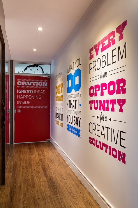 located in novo hamburgo, a city near porto alegre, henrique steyer has conceived and executed the interior design of a digital agency's headquarters. Futurist Architecture, School Bathroom, Classroom Design, School Decorations, Office Walls, Office Inspiration, Wall Graphics, Office Interior Design, Office Wall Decor