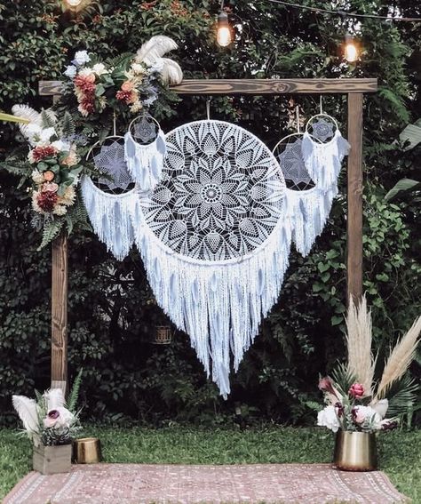 Dream Catcher Backdrop, Crochet Wedding Decorations, Dreamcatcher Wedding Decor, Macrame Decor Ideas, Dreamcatcher Wedding, Dream Catcher Wedding, Bohemian Wedding Decor, Macrame Wedding Decor, Macrame Wedding Backdrop