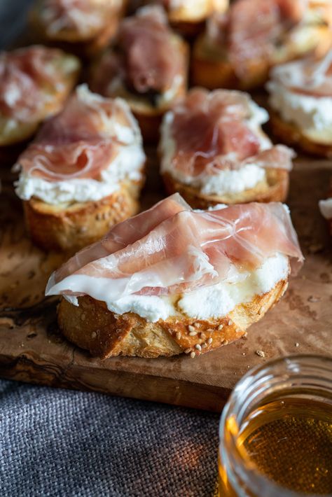 Honey Whipped Ricotta And Prosciutto, Procuitto Recipes Appetizers, Whipped Ricotta Crostini, Prociutto Appetizers, Procuitto Recipes, Crispy Crostini, Ricotta Prosciutto, Honey Appetizers, Appetizer Recipes Cold