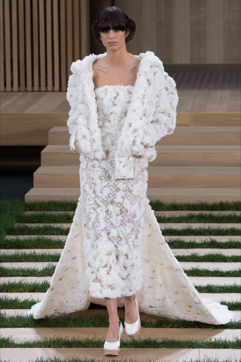 Chanel Haute Couture SS2016 by Karl Lagerfeld Chanel Wedding Dress, Chanel Spring 2016, Chanel Wedding, Best Gowns, Miroslava Duma, Valentino Couture, Couture Wedding Gowns, Chanel Couture, Spring Couture