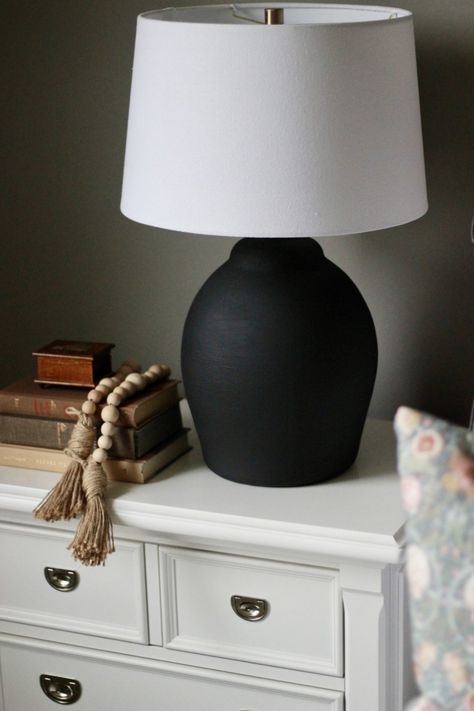 How to Update a Lamp with Paint and Baking Soda - The Chic(ish) Chick Spray Painted Lamps, Diy Table Lamp How To Make, Lamp Bases Ideas Diy, Painting A Lamp Base, How To Paint A Lamp Base, Diy Lamp Base, Spray Paint Lamps, Lamp Redo, Diy Lamp Makeover