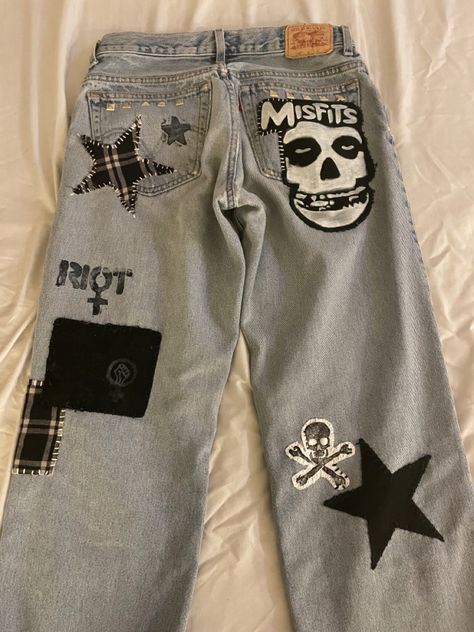 Diy Grunge Clothes, Patch Pants, Punk Patches, Upcycle Clothes Diy, Battle Jacket, Diy Jacket, Diy Clothes Design, Custom Jeans, Concept Clothing