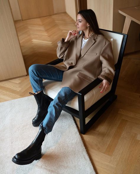 This Chic Outfit is Perfect for Everyday Bottega Veneta Boots Outfit, Lug Boots Outfit, Bottega Veneta Boots, Lug Boots, Chanel Boots, Daily Fashion Inspiration, Style Inspiration Casual, Lug Sole Boots, Casual Street Style