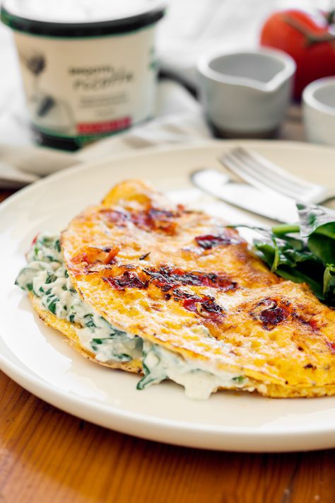 This simple Ricotta and spinach omelette ticks many boxes for a quick light and healthy breakfast. Egg Ricotta Breakfast, Ricotta Eggs Breakfast, Ricotta Breakfast Recipes, Breakfast Omelette Ideas, Ricotta Omelette, Ricotta Recipes Healthy, Ricotta Breakfast, Greek Omelette, Spinach Omelette