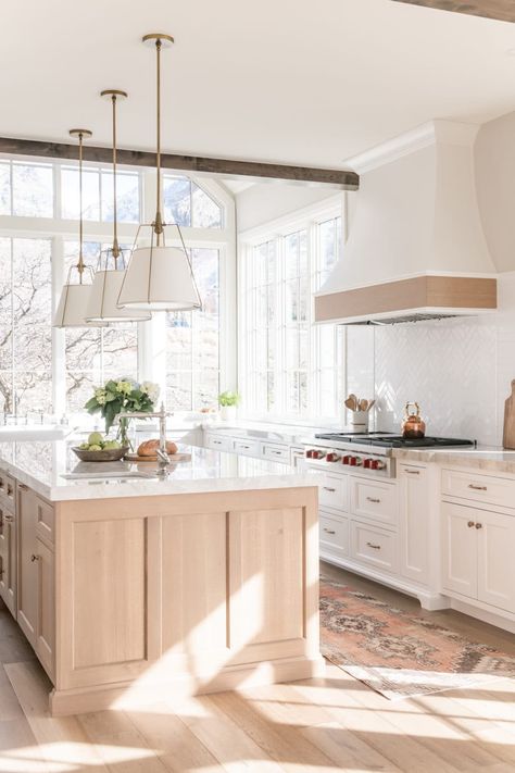 Gorgeous White Kitchen, Beautiful Kitchen Designs, Marble Counter, Oak Kitchen, Kitchen Farmhouse, Interior Modern, Kitchen Inspiration Design, Counter Tops, White Cabinets