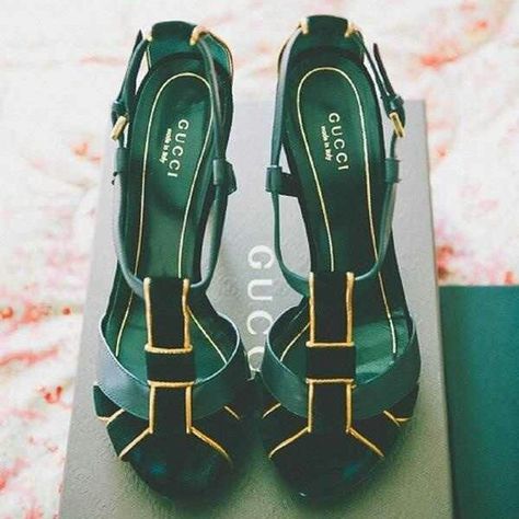 Gucci ! Vans Girl, Jewel Tone Wedding, Fabulous Shoes, Crazy Shoes, Shoe Obsession, Gigi Hadid, Gucci Shoes, Shoe Lover, Suho