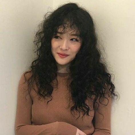 Sulli Choi, Pretty Angel, Sweet Girls, Hair Inspo, Cute Pictures, Curly Hair, Kpop Girls, My Girl, Curly Hair Styles