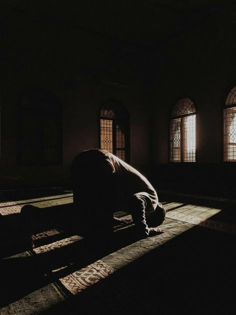 Prostration Islam Photography, Ronaldo Training, Cristiano Ronaldo Training, Aesthetic Education, Aesthetic Photography Ideas, Flower Background Images, Emotional Photos, Muslim Quran, Breathtaking Photography