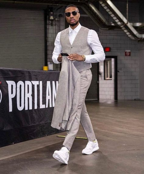 Nba Formal Outfit, Nba Players Suits, Sneakers And Suits Men, Suit And Sneakers Men Outfits, Nba Fashion Outfits, Nba Players Outfits, Suit With Sneakers, League Fits, Sneaker Outfit Ideas