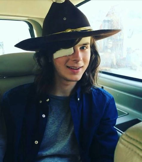 117 Likes, 3 Comments - Chandler riggs (@chandlerxiggs) on Instagram: “look at his cute lil face [ photo: @theme.park.life ]” Carl Walking Dead, Carl E Enid, Twd Pics, Carl Grimes Season 7, Carl And Enid, Glenn Y Maggie, Carl The Walking Dead, Dead Pictures, Twd Funny